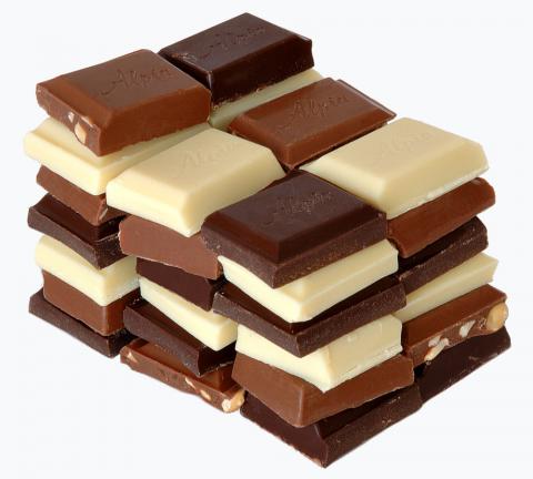 最近，巧克力中加入了许多人造香料和香料，而基因工程引起了人们对可可豆发酵过程的担忧。 ⒸX百科